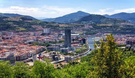 Blick auf die baskische Stadt Bilbao im Singleurlaub Spanien