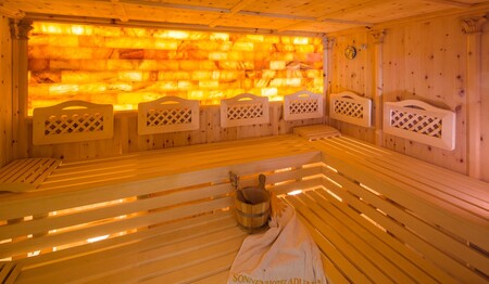 Neue Sauna aus Fichtenholz im Hotel Adler auf der Singlereise in Südtirol