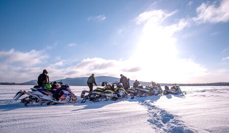 Schneemobil-Fahrer genießen die Sonne in der Weite von Schwedisch-Lappland für Singles & Alleinreisende.
