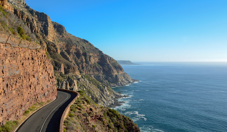 Kurvige Küstenstraße Chapman's Peak Drive am Steilhang: Singles & Alleinreisende buchen bei singlereisen.de