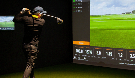 Aktivurlaub für Singles in der Landschaft von Bad Griesbach mit TrackMe Simulator für Indoor Golf