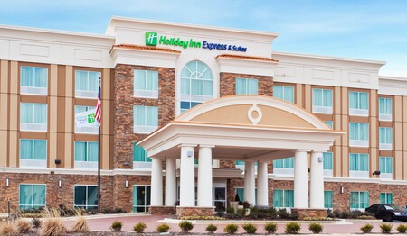 Gebäude und Haupteingang des Holiday Inn Express & Suites Huntsville in Ontario für Singlereisen und Alleinreisende.