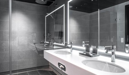 Das elegant gestaltete Badezimmer im Thon Hotel Svolvær bietet viel Komfort für Singles & Alleinreisende.