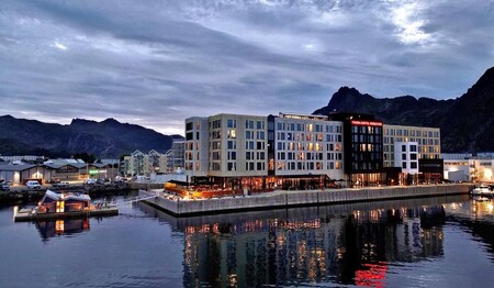 Das erstklassige Thon Hotel Svolvær direkt am Hafen bei Dämmerung im Singleurlaub in Nordnorwegen.