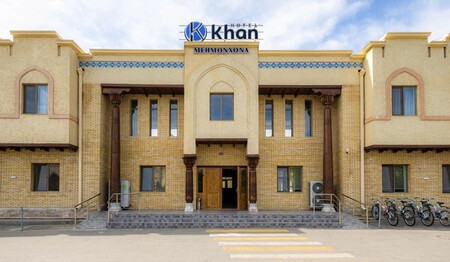 Die moderne Außenansicht des Hotels Khan in Samarkand während einer Rundreise für Singles durch Usbekistan.