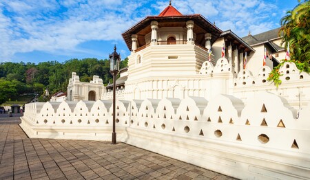 Singlereise Sri Lanka: Besuch der historischen Tempelanlage in Kandy für Singles & Alleinreisende.