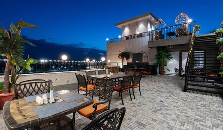 Die Dachterrasse des Hotels Shamsan mit Bestuhlung bietet Singles & Alleinreisende einen weiten Ausblick über Taschkent.