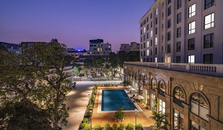 Außenansicht der Unterkunft mit Pool in Hanoi: Singles & Alleinreisende buchen bei singlereisen.de