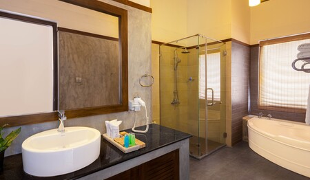 Chaarya Resort Modernes Badezimmer Beispiel für Singles & Alleinreisende