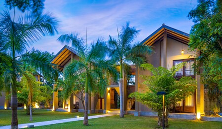 Chaarya Resort Haupthaus mit Palmen für Singles & Alleinreisende in Tissamaharama