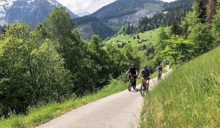 Im Brandertal mit anderen Alleinreisenden auf E-Bike-Touren unterwegs. Buchen bei singlereisen.de