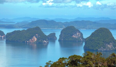 Felsen und Hügelkette in der Phang Nga Bucht – Eindrücke einer Singlereise in Thailand