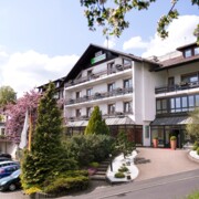 Außenansicht vom Hotel Birkenhof im Spessart zur Übernachtung für Wanderreisen mit singlereisen.de