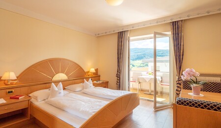 Komfort Zimmer mit Holzmöbeln im Adler -Singlereise Südtirol