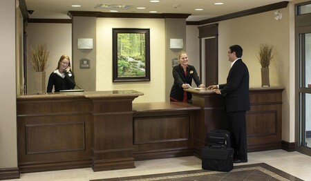 Empfangsbereich und Rezeption des Holiday Inn Express & Suites Huntsville für Singles und Alleinreisende.