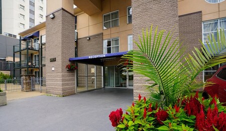 Helle Außenansicht und Eingangsbereich des Hôtel Lindbergh im Stadtteil Sainte-Foy in Québec City.