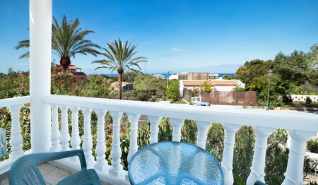 Meerblick für Singles & Alleinreisende: Balkon mit Tisch und Stühlen im Apartamentos Aurora auf La Gomera.