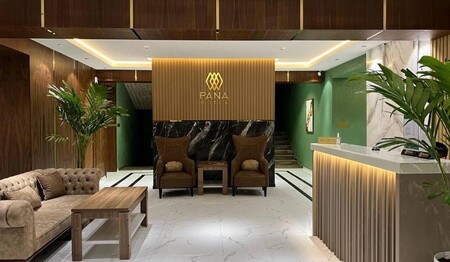 Die Lobby des Hotels Pana mit gemütlichen Sesseln und der Rezeption lädt Singles & Alleinreisende zum Verweilen ein.