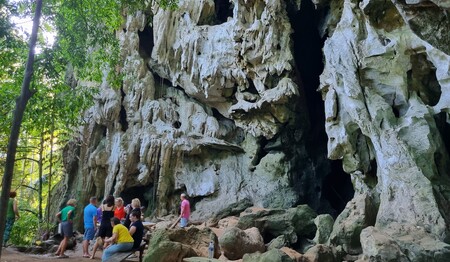 Gruppe vor Felsen im Khao Sok Nationalpark – Erlebnis einer Singlereise in Thailand