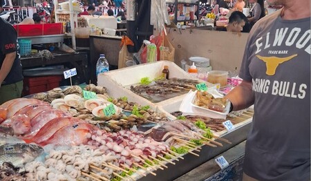Einkaufen auf thailändischem Nachtmarkt – Erlebnis auf einer Singlereise in Thailand