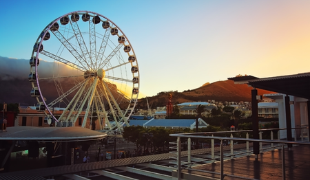 Riesenrad an der Victoria and Alfred Waterfront im Abendlicht: Singles & Alleinreisende buchen bei singlereisen.de