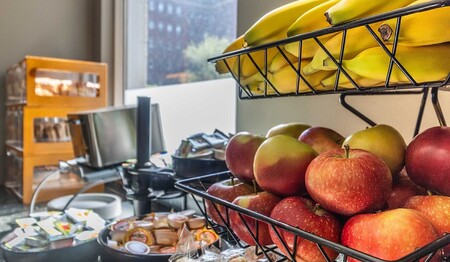 Frühstücksauswahl mit frischem Obst im Hôtel Faubourg Montréal für einen guten Start in den Tag auf Kanada-Singlereisen.