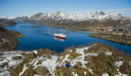 Spektakuläre Fjordpassage durch den Raftsund unter der nordischen Frühlingssonne für Singles & Alleinreisende