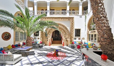 Singlereisen Marokko: Idyllischer Innenhof im Riad Dar L’oussia Essaouira für Singles & Alleinreisende.