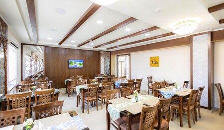 Das Restaurant des Hotels Khan bietet Platz für gemeinsame Essen während der Singlereise nach Usbekistan.