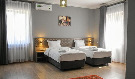 Ein geräumiges, klimatisiertes Zimmer im Hotel Khan in Samarkand für Singles & Alleinreisende.