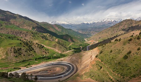 Serpentinen-Bergstraße in Zentralasien auf der erlebnisreichen Usbekistan Rundreise für Singles & Alleinreisende.