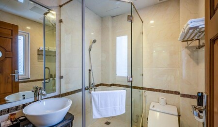 Modernes Badezimmer der Unterkunft in Vietnam: Singles & Alleinreisende buchen bei singlereisen.de