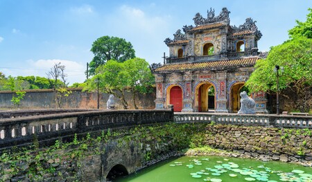 Singlereisen in Vietnam: Historische Architektur der Zitadelle in Hue mit einem idyllischen Seerosenteich.