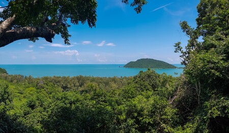 Dichter Wald, tiefblaues Wasser im Sam Roi Yod Nationalpark – Singlereise durch Thailand