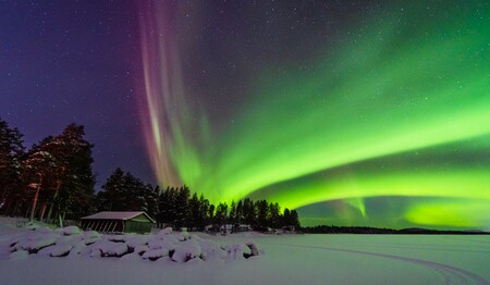 Im Schweden-Urlaub Polarlichter am Himmel – ein Moment, den viele lange im Herzen behalten.