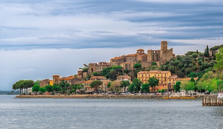 Blick über den Trasimenischen See in Umbrien mit zauberhafter Landschaft