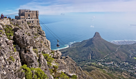 Kabinenbahn schwebend am Tafelberg mit Blick auf Lion's Head: Singles & Alleinreisende buchen bei singlereisen.de