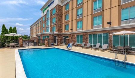 Swimmingpool mit Sonnenliegen am Holiday Inn Express & Suites Huntsville für Singles und Alleinreisende.