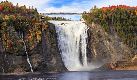 Blick auf die hohen Montmorency-Wasserfälle in Quebec mit der Hängebrücke, ein Ausflugsziel auf Singlereisen durch Ostkanada im Herbst.