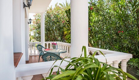 Gemütliches Ambiente für Singles & Alleinreisende: Blühender Oleander vor dem Balkon im Apartamentos Aurora.