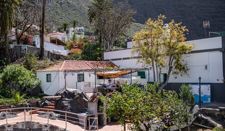 Wanderurlaub für Singles & Alleinreisende: Terrasse mit Pergola, Grillmöglichkeit und Tennis im Apartamentos Aurora.