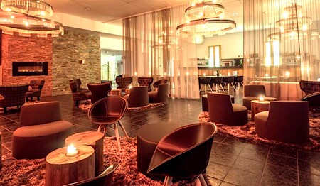Moderne Lounge mit Kaminfeuer im Hotel Laponia für Singles & Alleinreisende.