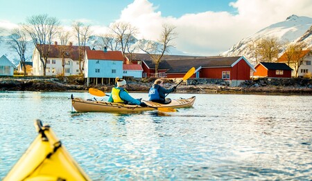 Aktivurlaub für Singles & Alleinreisende beim Kajakfahren auf dem ruhigen Wasser vor einer malerischen norwegischen Küstenkulisse.