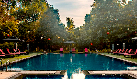 Singlereise Sri Lanka – Entspannen am Pool mit Sonnenliegen im Hotel Heritage