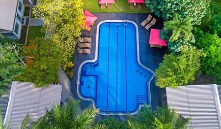 Chaarya Resort Pool von oben mit Schirmen und Liegen für Singles & Alleinreisende