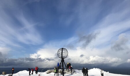 Mit Hurtigruten zum Globusdenkmal am Nordkap mit weiteren Alleinreisenden. Buchen bei singlereisen.de