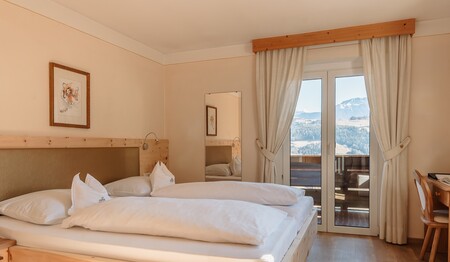 Zimmer mit Zirbenholzbett und Holzboden Dependance im Hotel Adler – Singlereise Südtirol